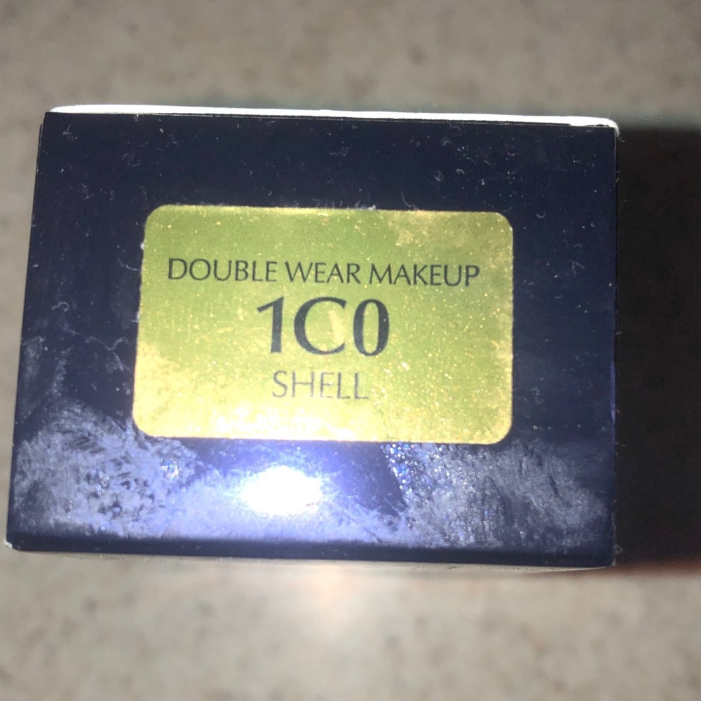 Estee Lauder Double Wear Foundation - Beige Bottle with Navy Box - Picture 6 of 7